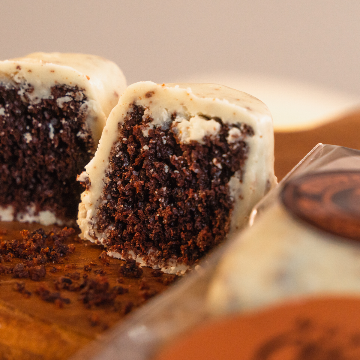 Brownie de Cacau com Cobertura de Chocolate Branco